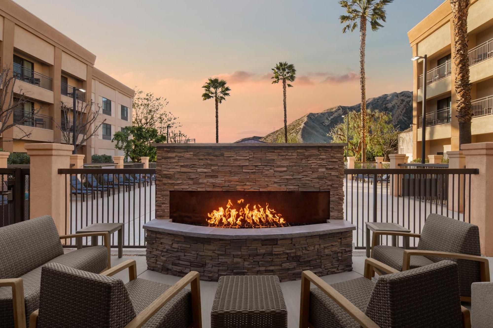 Courtyard By Marriott Santa Clarita Valencia Otel Dış mekan fotoğraf