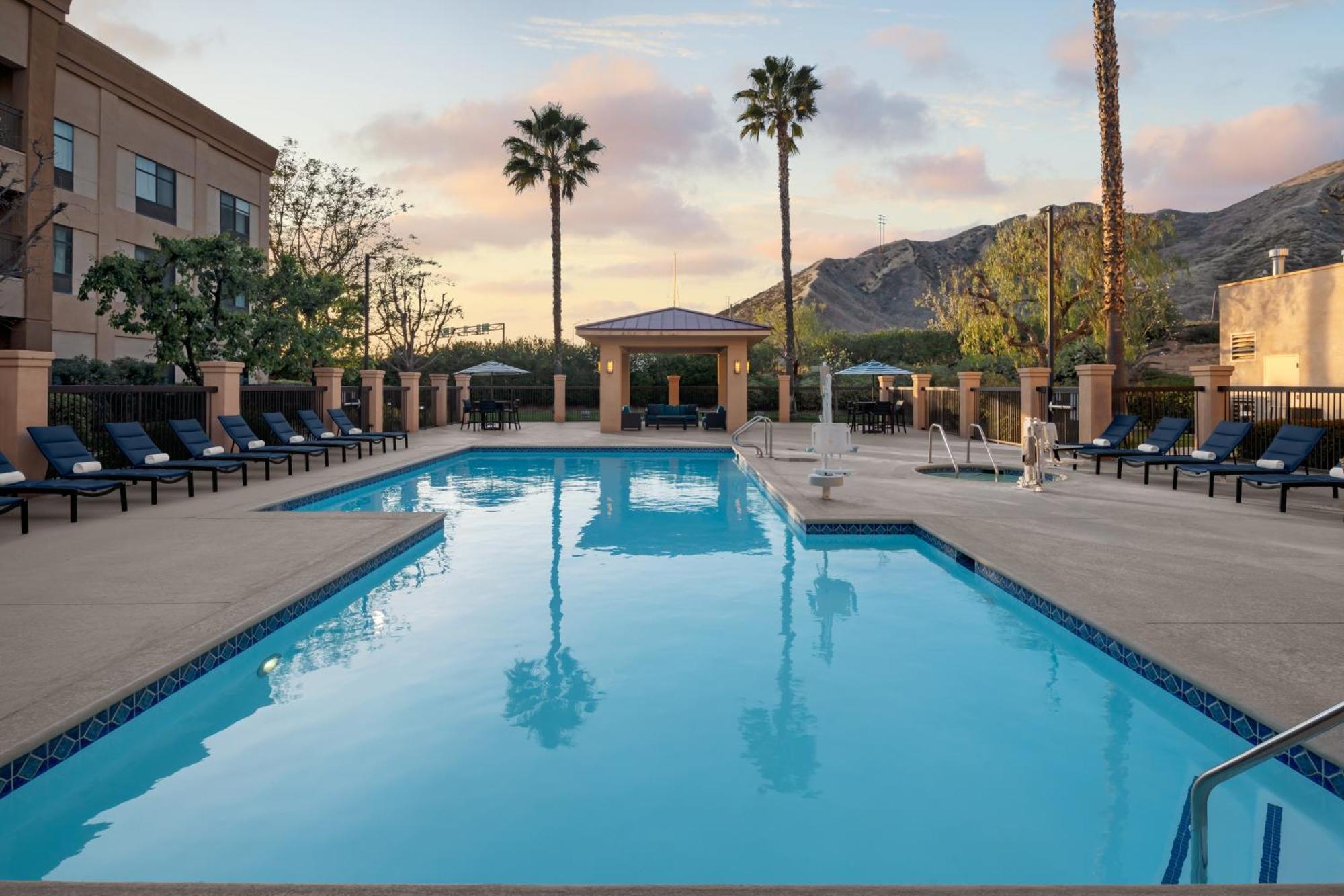 Courtyard By Marriott Santa Clarita Valencia Otel Dış mekan fotoğraf